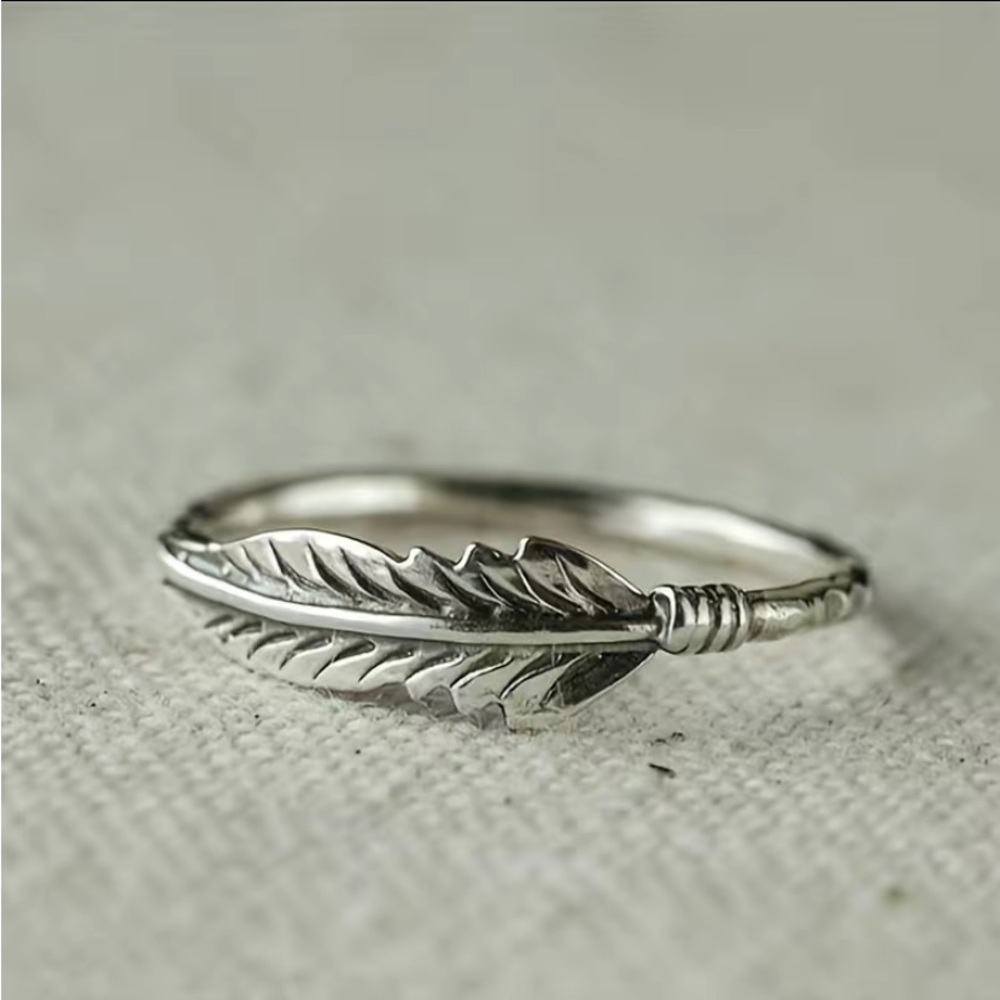 New  Lightweight Silver Feather Ring. Size 7